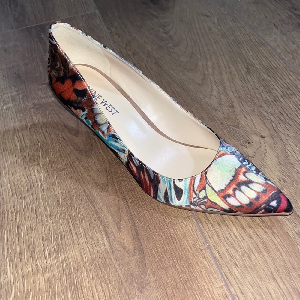 Nine West woman’s size 7 floral print heels.